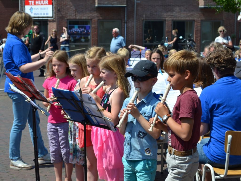 Kinderen spelen blokfluit bij MusicKids